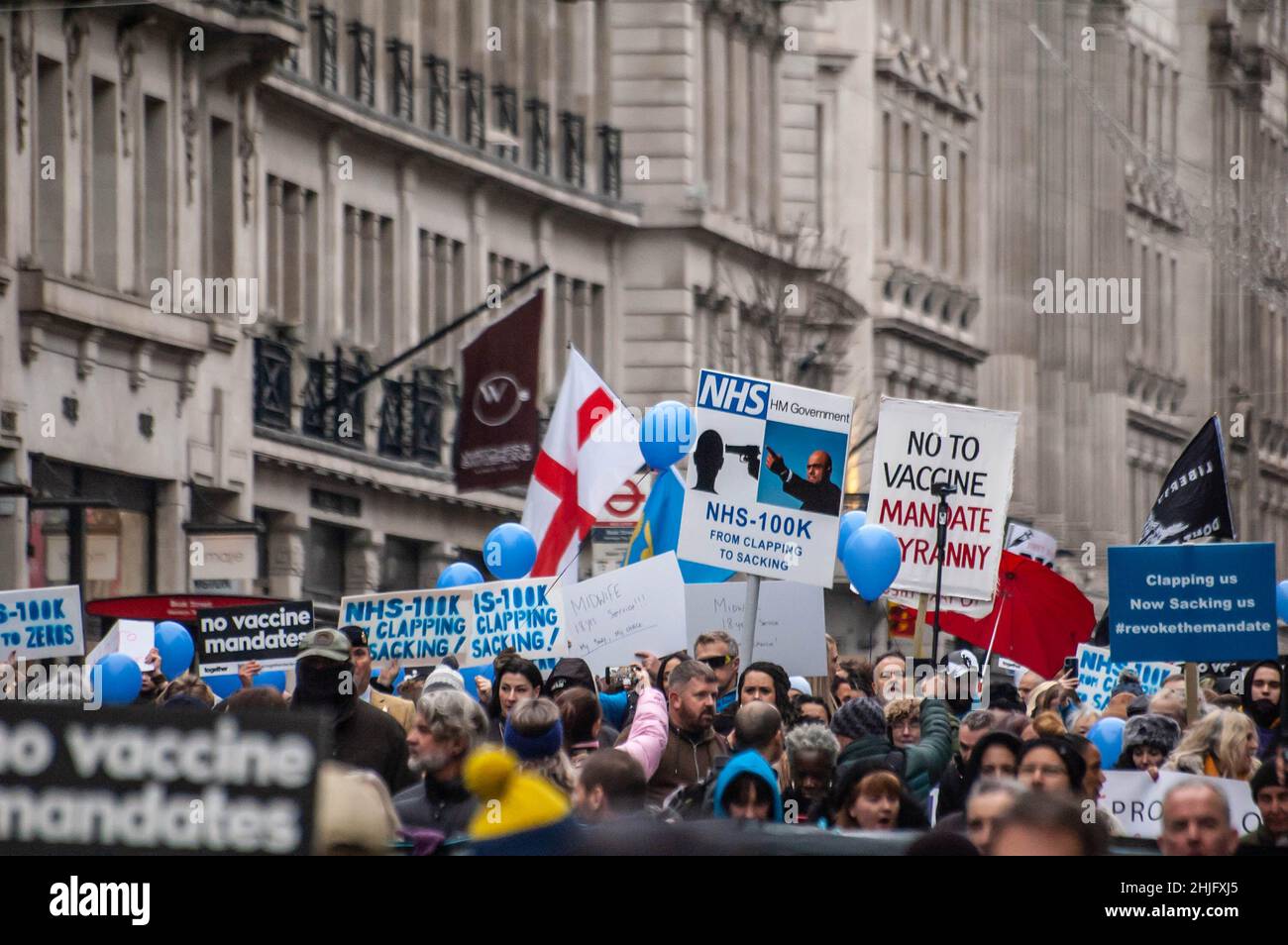 LONDRA, INGHILTERRA- 22 gennaio 2022: I manifestanti che hanno partecipato alla protesta del NHS100K contro i mandati di vaccinazione Foto Stock