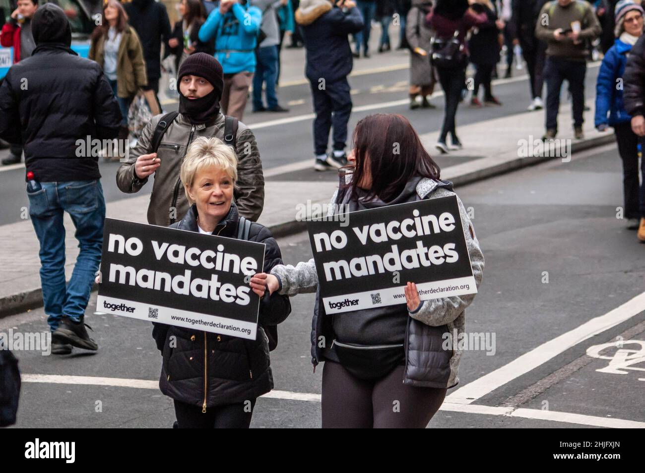 LONDRA, INGHILTERRA- 22 gennaio 2022: I manifestanti che hanno partecipato alla protesta del NHS100K contro i mandati di vaccinazione Foto Stock