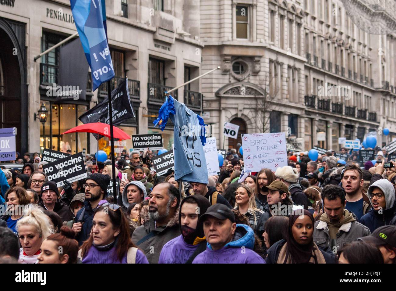 LONDRA, INGHILTERRA- 22 gennaio 2022: I manifestanti che hanno partecipato alla protesta del NHS100K contro i mandati di vaccinazione Foto Stock