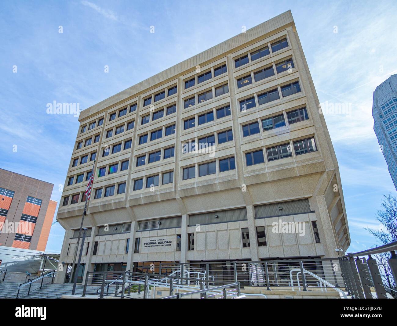 L'edificio federale di Winston-Salem getta ombra sulla sua piazza anteriore. Foto Stock