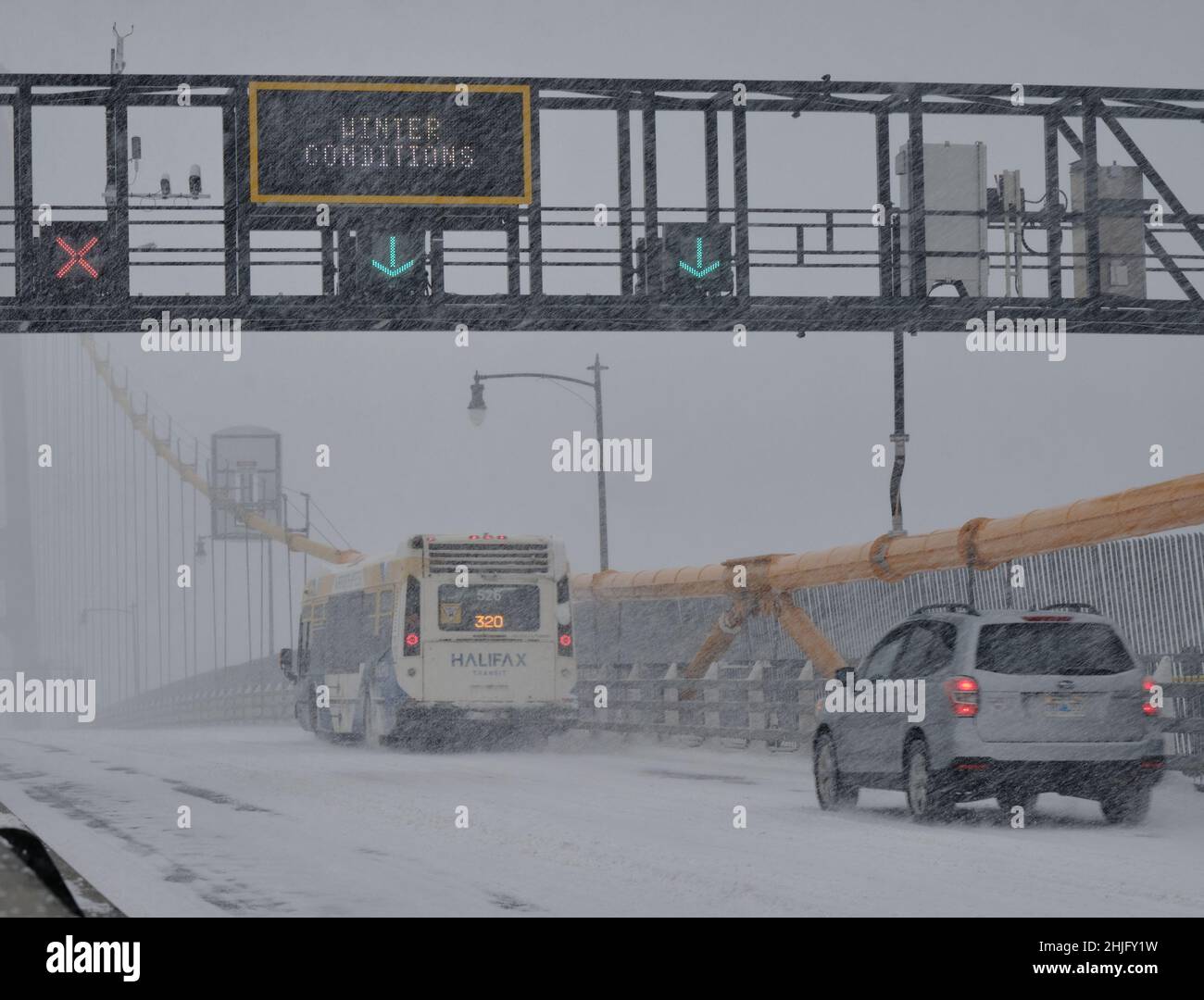 Halifax, Nuova Scozia, Canada. Gennaio 29th, 2022. Traffico ridotto sul ponte MacDonald in Halifax con quasi zero visibilità durante una tempesta invernale di neve Foto Stock