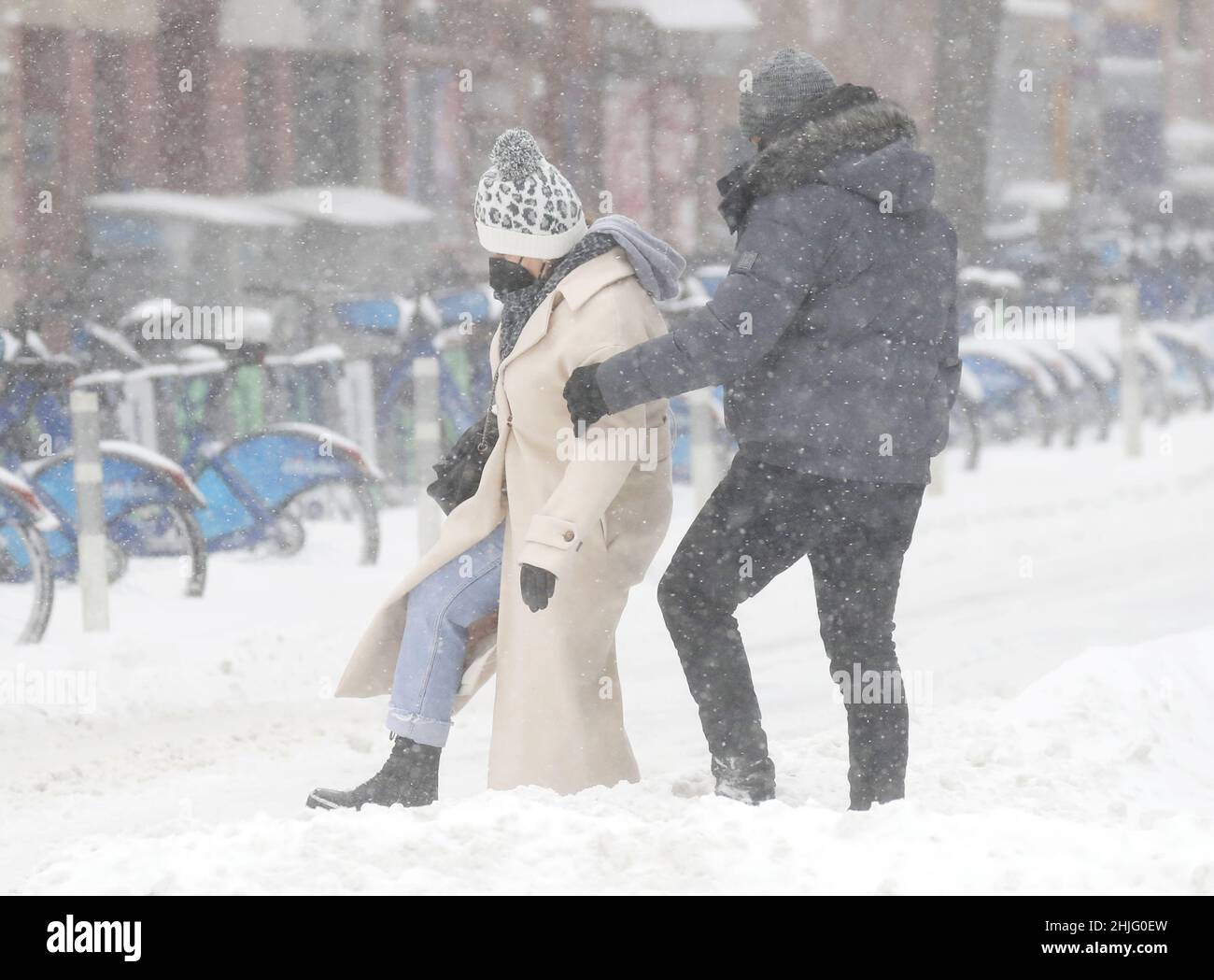 New York, Stati Uniti. 29th Jan 2022. I pedoni lottano per passare attraverso la neve accumulata su 1st Avenue come una Nor'easter con condizioni simili a Blizzard colpisce la costa orientale a New York City sabato 29 gennaio 2022. Ci si aspetta che oltre 12 pollici di neve coprano parti della Mid-Atlantic Coast attraverso il New England orientale. Foto di John Angelillo/UPI Credit: UPI/Alamy Live News Foto Stock