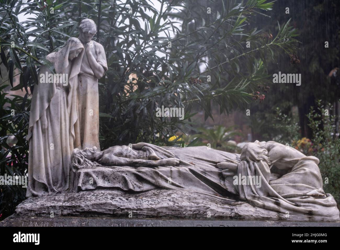 Monumento funebre della famiglia Morell dove raffigura la Vergine Maria, San Giovanni e Santa Maria Maddalena che piange per il corpo di Cristo, Josep Llimona Foto Stock