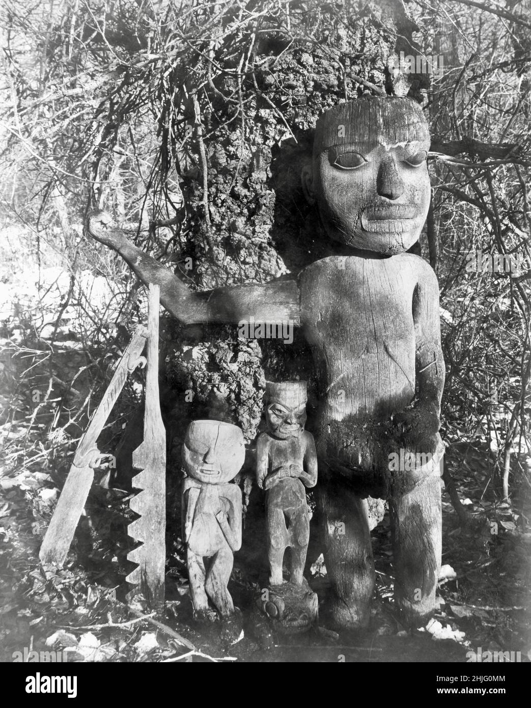 Tomba di sciamano - la tomba di Shah, un Tlingit ixt - contrassegnata con totem in legno intagliato Chilkat, Alaska, USA - circa 1895 Foto Stock