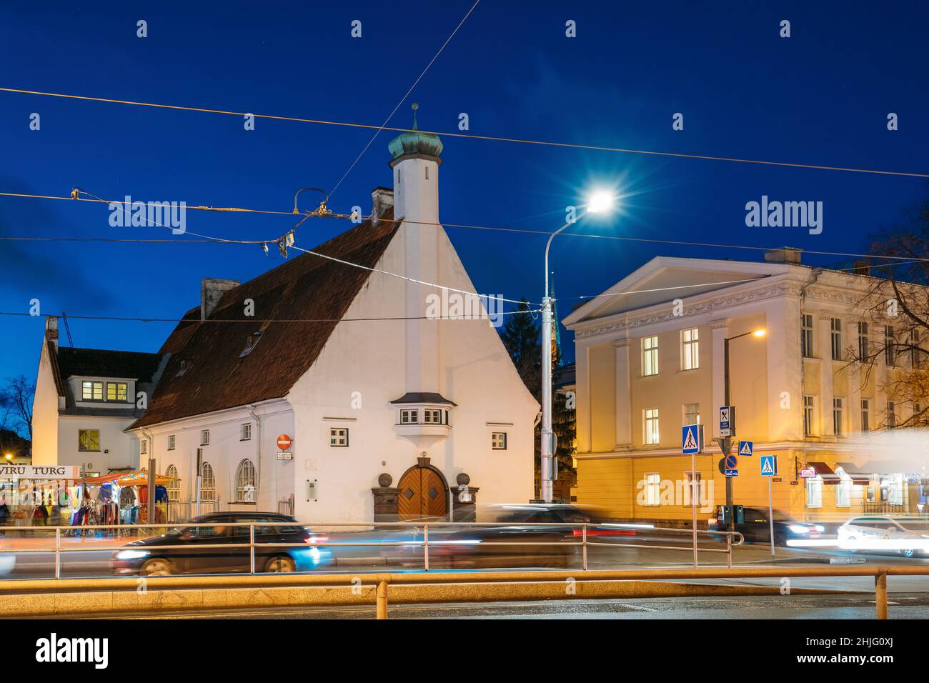 Tallinn, Estonia. Vista della Chiesa avventista del settimo giorno a Sea Boulevard nelle illuminazioni notturne Foto Stock