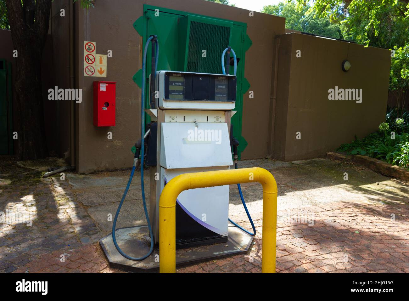 Pompa carburante singola. Concetto per l'aumento dei prezzi del carburante Foto Stock