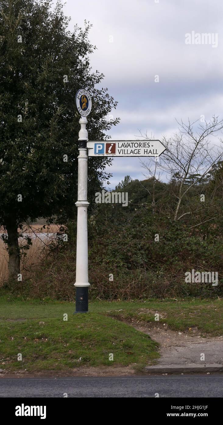 19 gennaio 2022 - Beaulieu, Inghilterra: Vecchio cartello stradale che indica le latrine Foto Stock