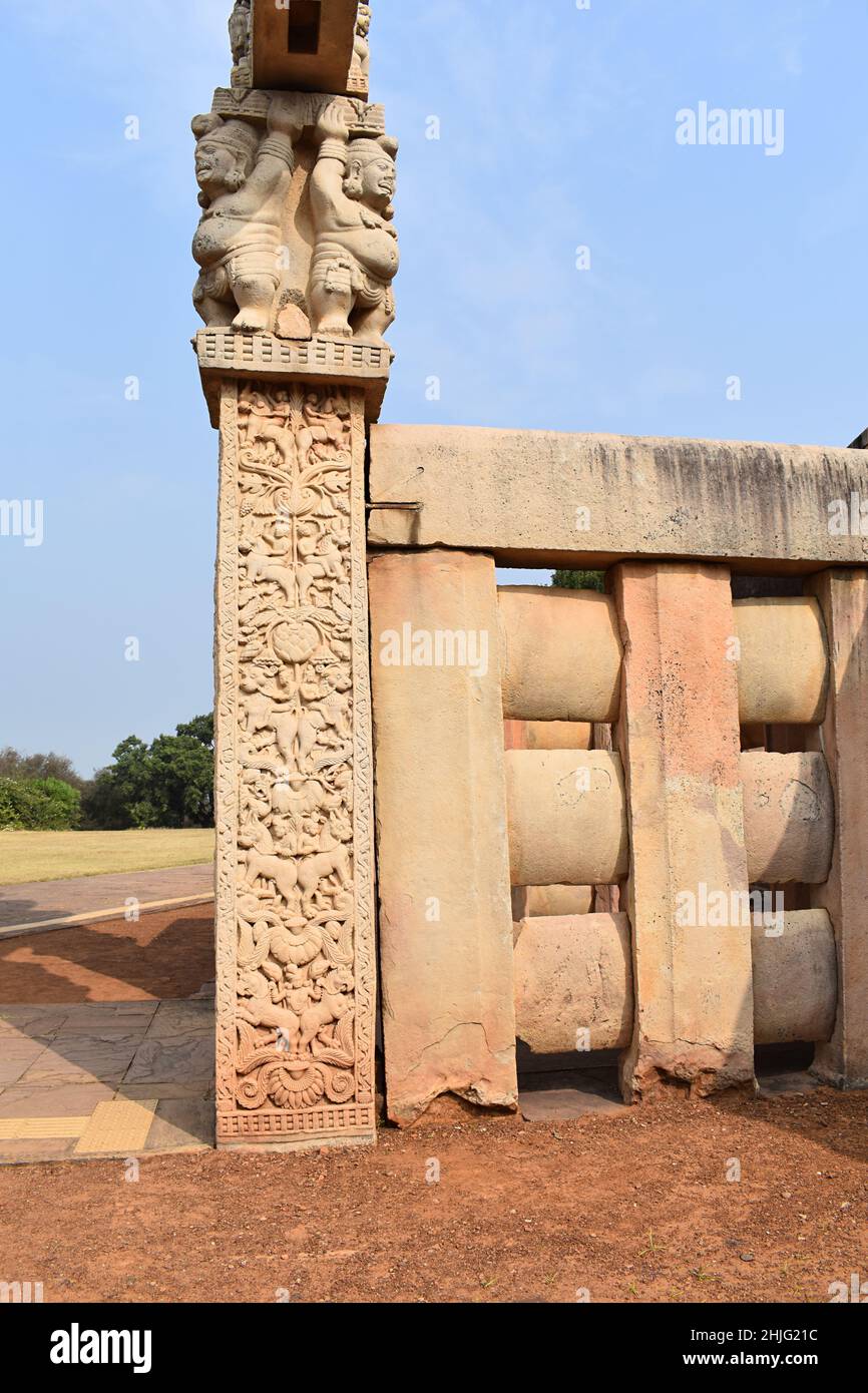 Stupa No 1, West Gateway, Right Pillar Outside Panel, Horsemen su bestie mitiche e disegni floreali Foto Stock