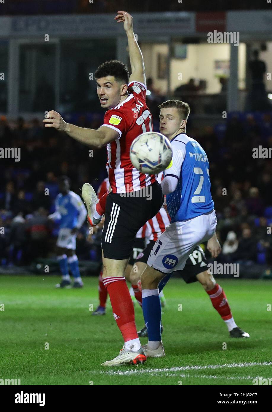 Peterborough, Inghilterra, 29th gennaio 2022. John Egan di Sheffield Utd e Joe Tomlinson di Peterborough Utd durante la partita del campionato Sky Bet a London Road, Peterborough. Il credito d'immagine dovrebbe leggere: David Klein / Sportimage Credit: Sportimage/Alamy Live News Foto Stock