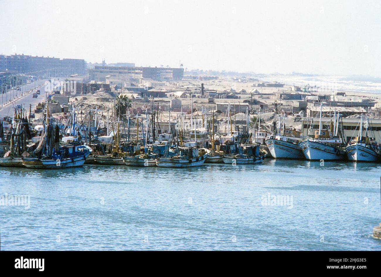 Barche da pesca in porto a Port Said, all'estremità mediterranea del canale di Suez, a sinistra è la strada a doppia carreggiata, El-Shaheed Atef El-Sadat, 10th febbraio 1978 Foto Stock