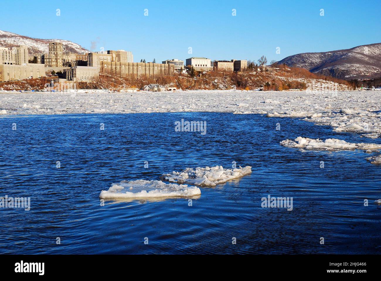 Un piccolo flusso di ghiaccio galleggia nel fiume Hudson di fronte a West Point Foto Stock