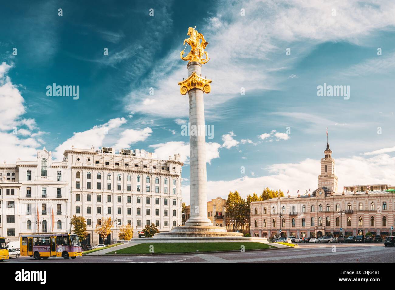 Tbilisi, Georgia, Eurasia. Liberty Monument raffigurante St George Slaiing the Dragon e il Municipio di Tbilisi in Freedom Square nel centro della città. Foto Stock