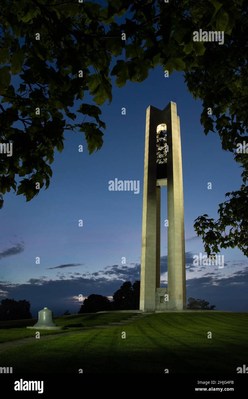 Campanile al tramonto. Deed's Carillon al Carillon Historical Park, Dayton, Ohio, USA. Foto Stock