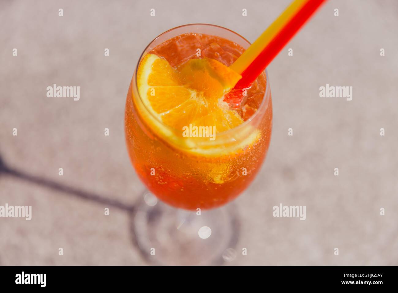 Bicchiere freddo di Rum swizzle stand sul tavolo. Vista dall'alto. Brillantezza estiva Foto Stock