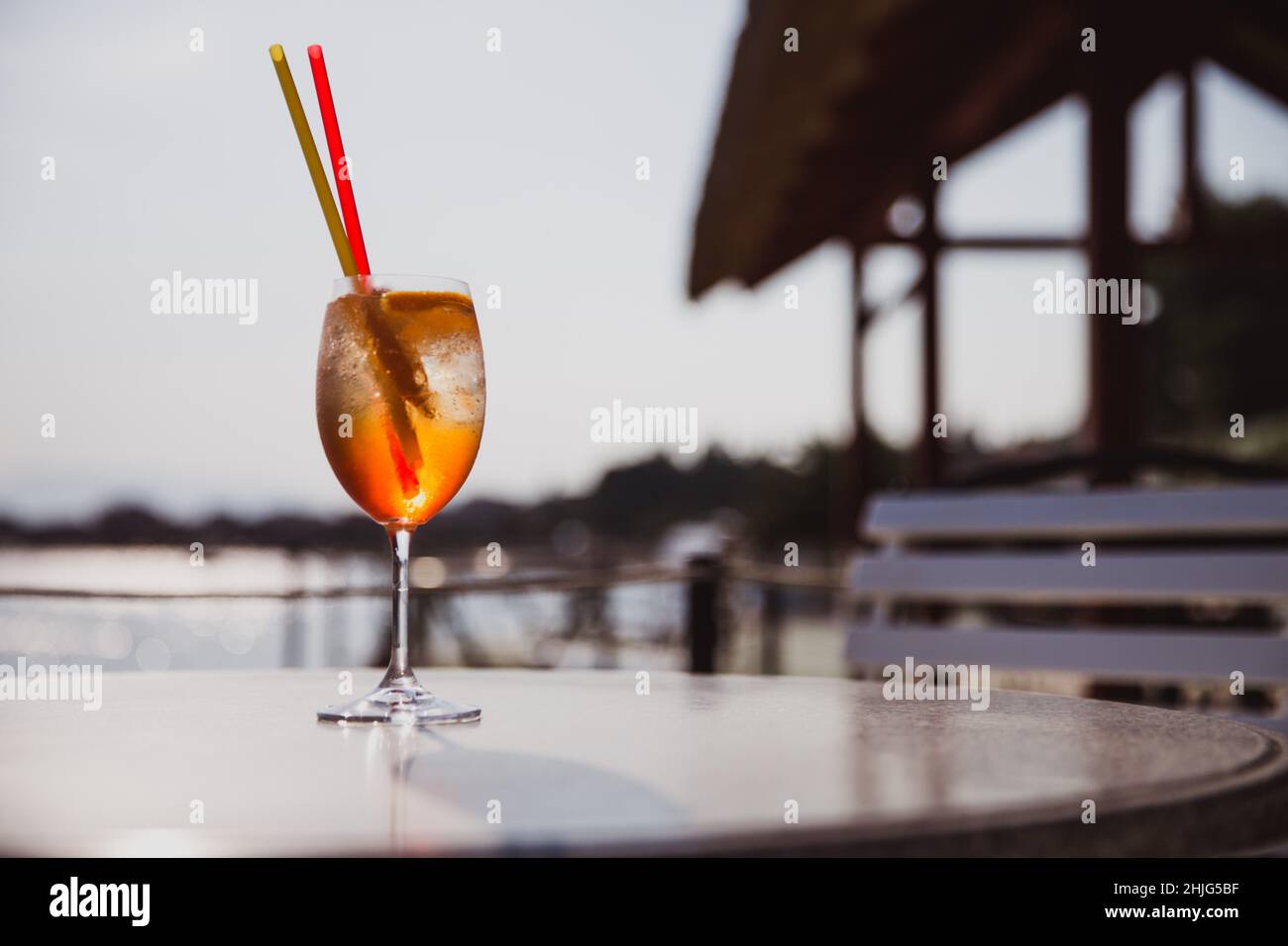 Bicchiere freddo di Rum swizzle stand sul tavolo vicino al mare. Brillantezza estiva Foto Stock