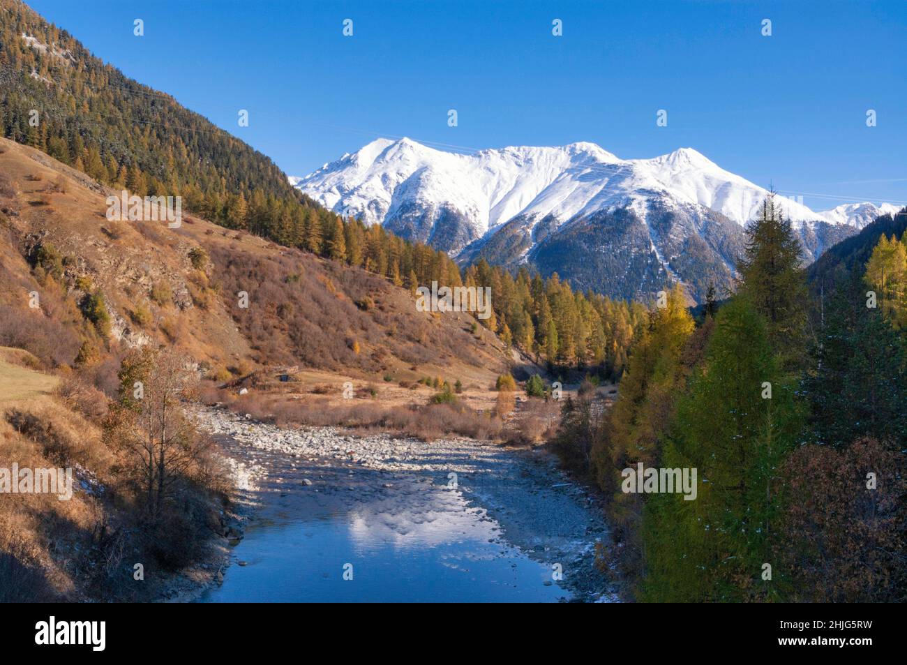 Vista su una cima di montagna coperta di neve Foto Stock