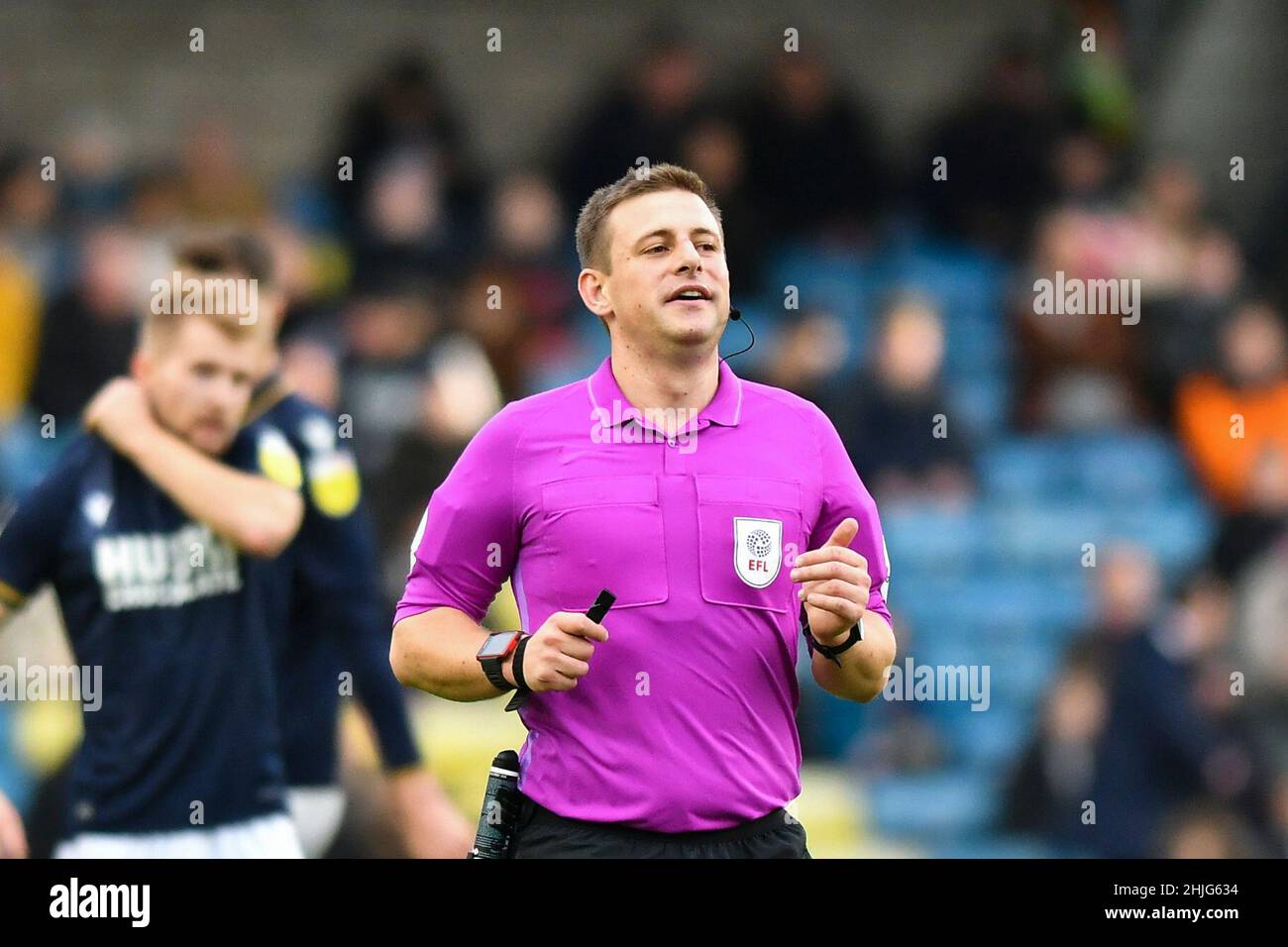 LONDRA, REGNO UNITO. GENNAIO 29th l'arbitro Joshua Smith durante la partita Sky Bet Championship tra Millwall e West Bromwich Albion al Den, Londra sabato 29th gennaio 2022. (Credit: Ivan Yordanov | MI News) Credit: MI News & Sport /Alamy Live News Foto Stock