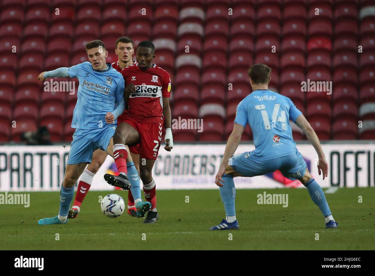 MIDDLESBROUGH, REGNO UNITO. GENNAIO 29th l'Anfernee Dijksteel di Middlesbrough vince il possesso durante la partita del campionato Sky Bet tra Middlesbrough e Coventry City al Riverside Stadium di Middlesbrough sabato 29th gennaio 2022. (Credit: Michael driver | MI News ) Credit: MI News & Sport /Alamy Live News Foto Stock