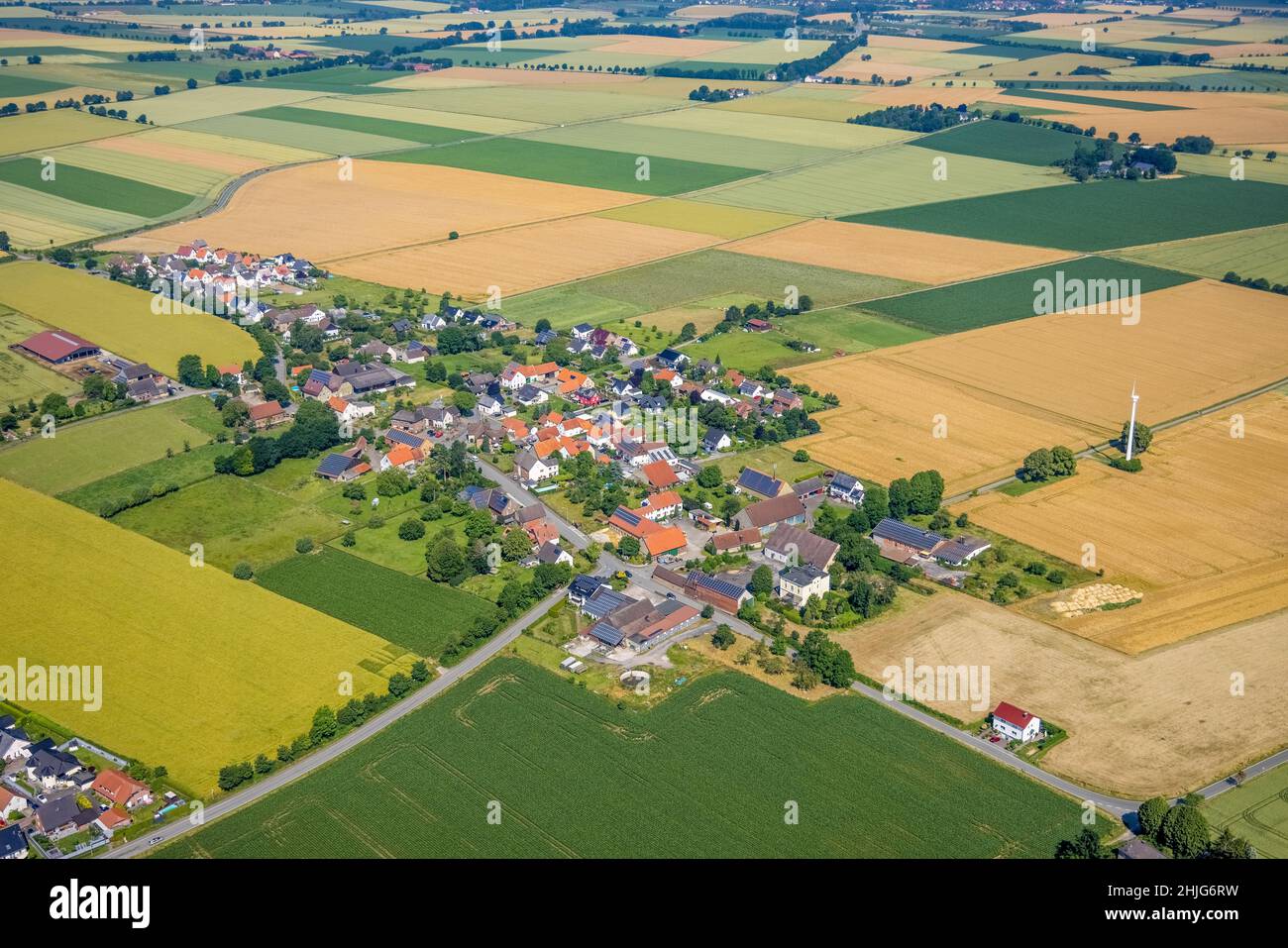 Vista aerea, vista sulla città Ruhne, ense, Sauerland, Renania settentrionale-Vestfalia, Germania, DE, Europa, imposta immobiliare, fotografia aerea, vista aerea Foto Stock