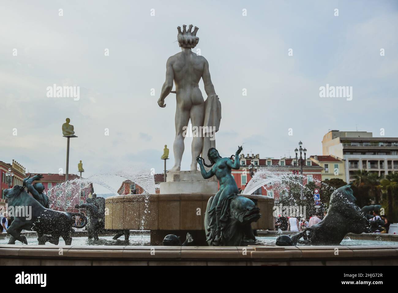 NIZZA, FRANCIA - 26 GIUGNO 2017: Piazza Centrale a Nizza, Francia il 26 giugno 2017. La Fontana del Tritone in Giardini Albert I. Europa, Francia Foto Stock