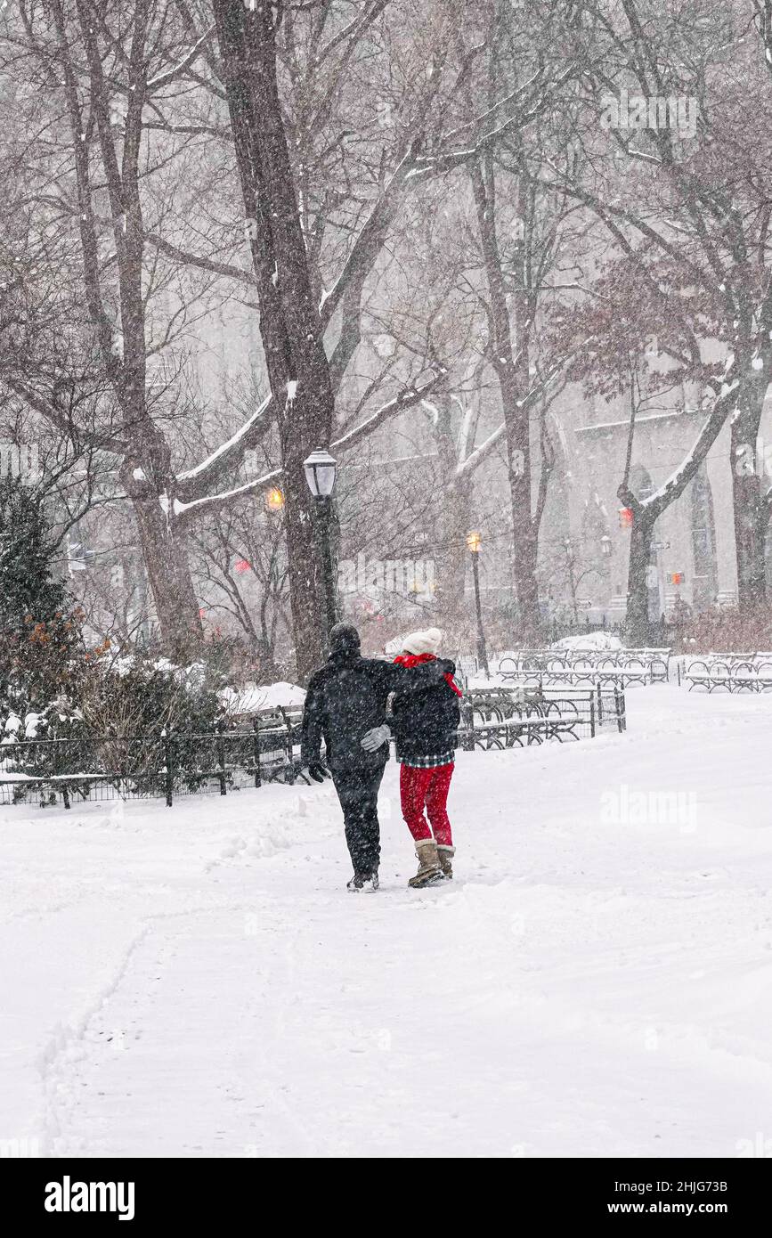 Indecisa da venti bui, temperature gelide, i newyorkesi stavano sfidando la neve del nord-est, classificata dai meteorologi come ciclone bomba. Foto Stock