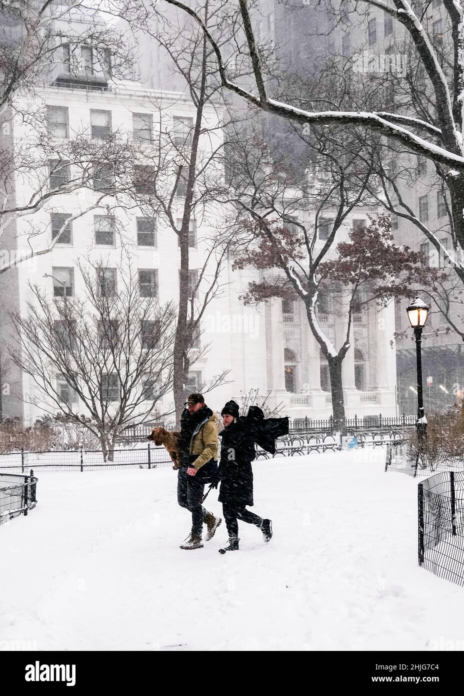 Indecisi da venti istintosi, temperature gelide, i newyorkesi hanno preso i loro cani fuori durante una neve Blizzard, classificato come un ciclone bomba, 29 gennaio 2022 Foto Stock