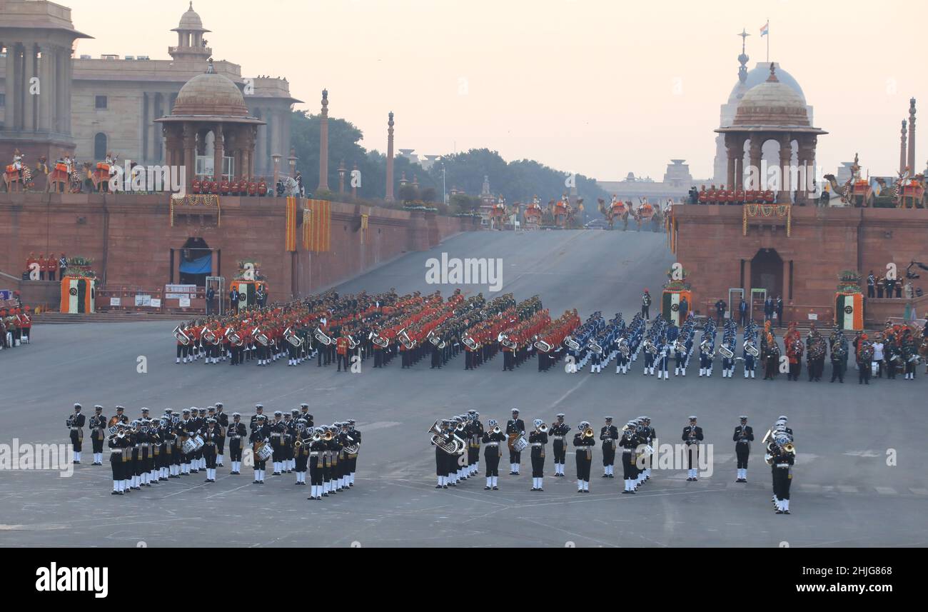 New Delhi, India. 29th Jan 2022. La banda militare della Marina indiana si esibisce durante la cerimonia del ritiro di battimento nella celebrazione del 73rd Republic Day a Vijay Chowk. Il ritiro di battimento è una cerimonia di tradizione militare secolare che segna la celebrazione ufficiale del giorno di fine Repubblica. L'India commemora i 75th anni di indipendenza quest'anno come Azadi Ka Arit Mahotsav. Credit: SOPA Images Limited/Alamy Live News Foto Stock