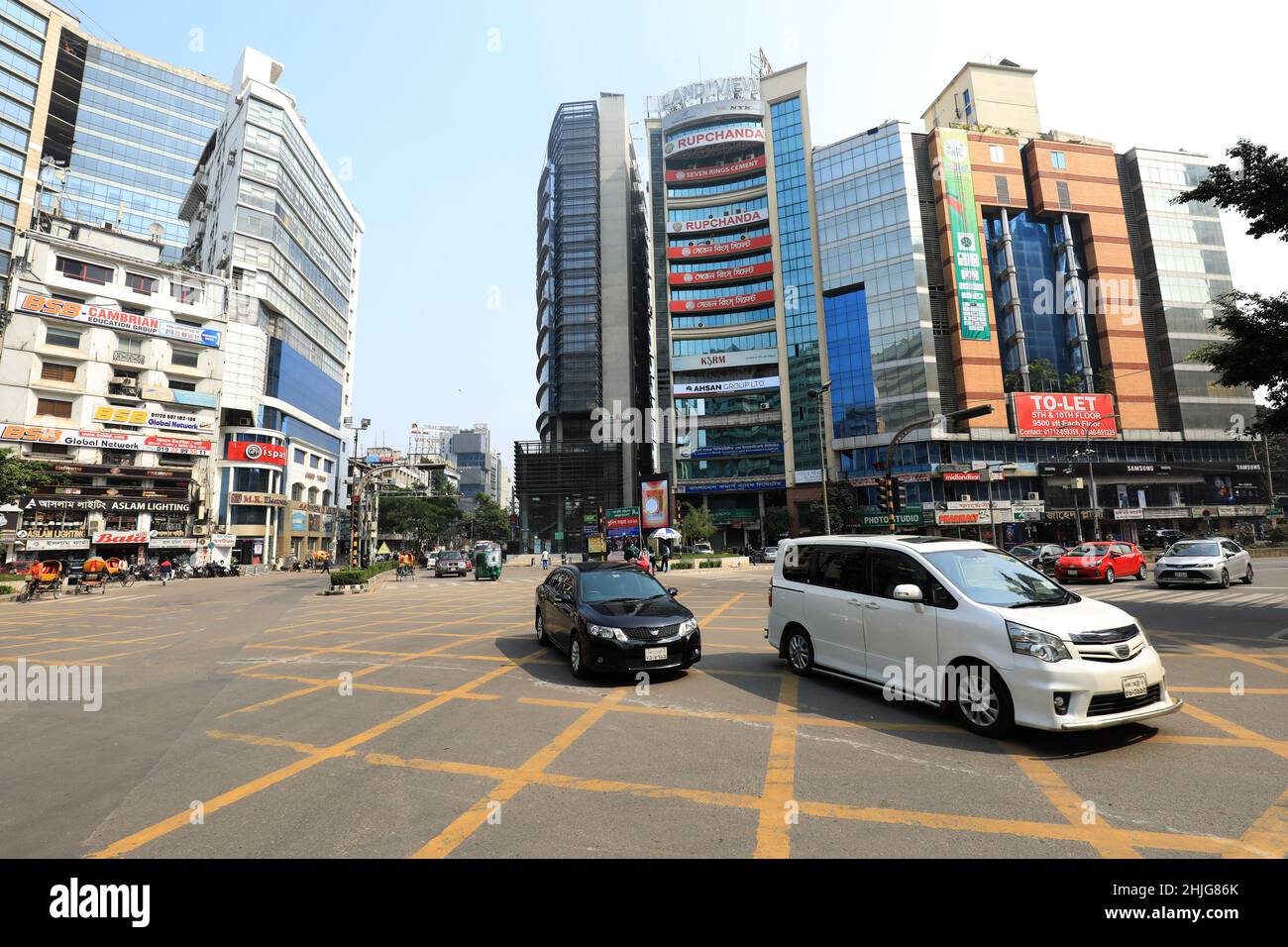 Dhaka, Bangladesh. 28th Jan 2022. Traffico visto al circolo Gulshan nella città di Dhaka, Bangladesh. Credit: SOPA Images Limited/Alamy Live News Foto Stock