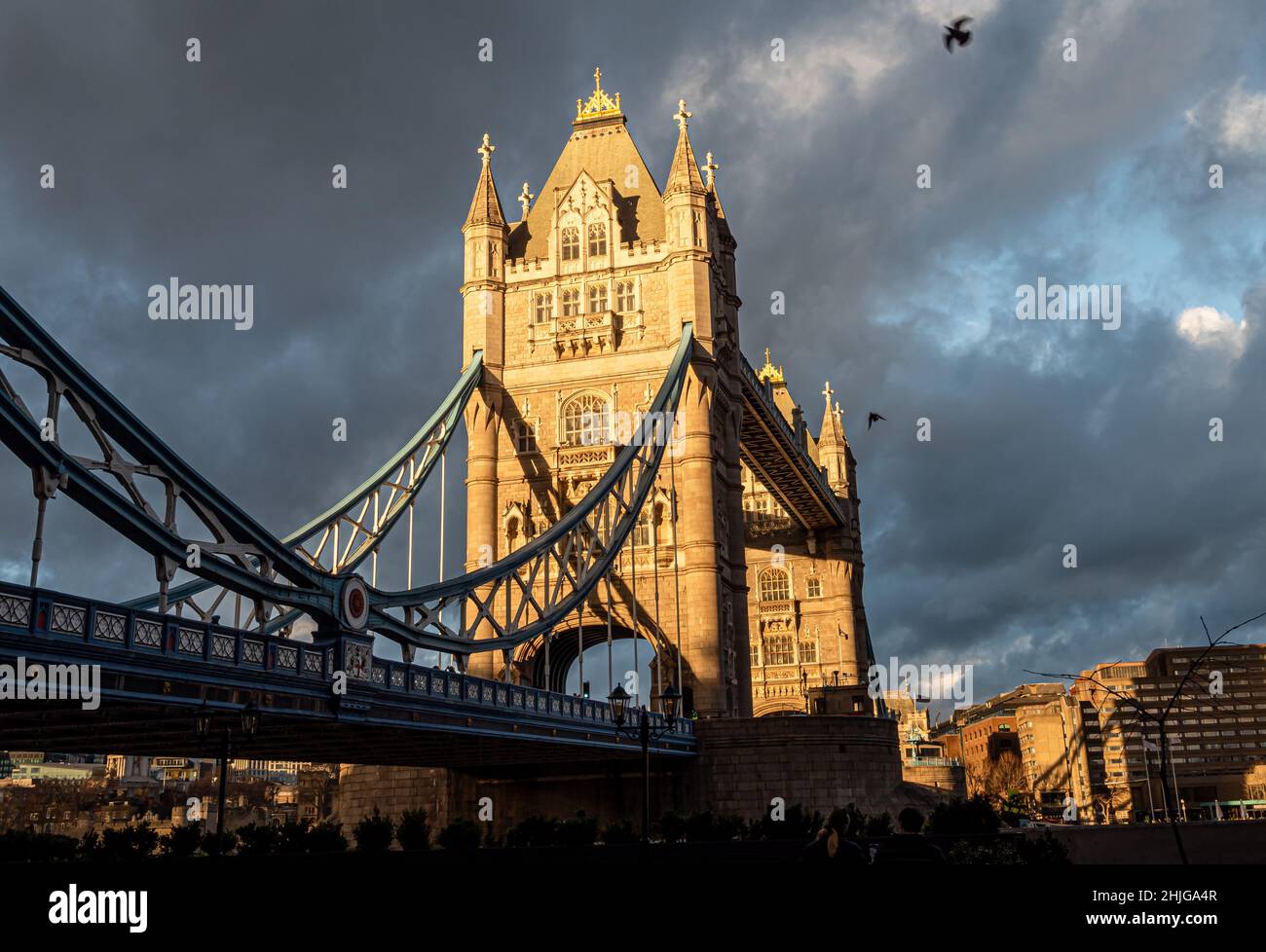 Tower Bridge struttura storica illuminata al tramonto a Londra Foto Stock