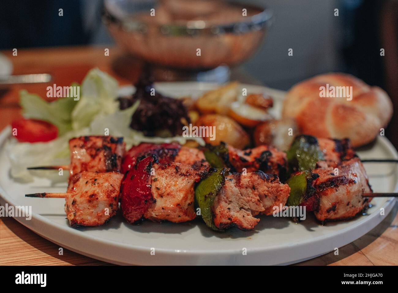 Spiedini di carne bianca con verdure cotte su un piatto. Cena gustosa Foto Stock