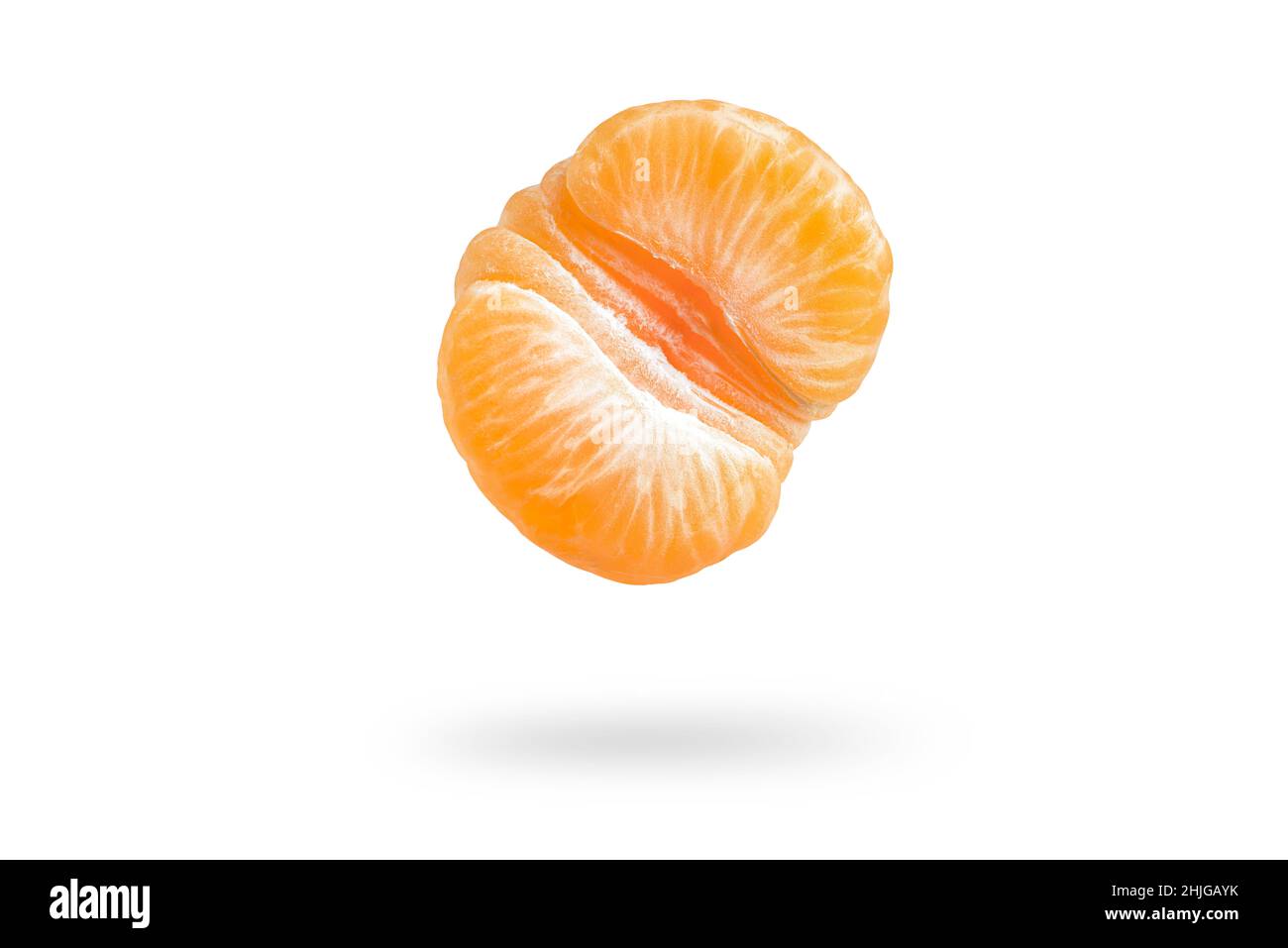 Un pezzo di mandarino isolato su sfondo bianco, cadendo gettando un'ombra. Singoli segmenti di sezioni tangerine, per l'inserimento in un progetto o. Foto Stock