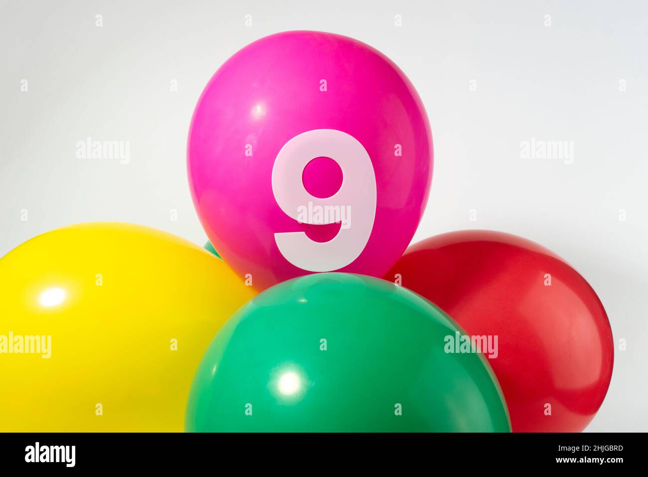 Numero 9 e palloncini colorati rotondi. Compleanno, anniversario, concetto giubilare. Foto Stock