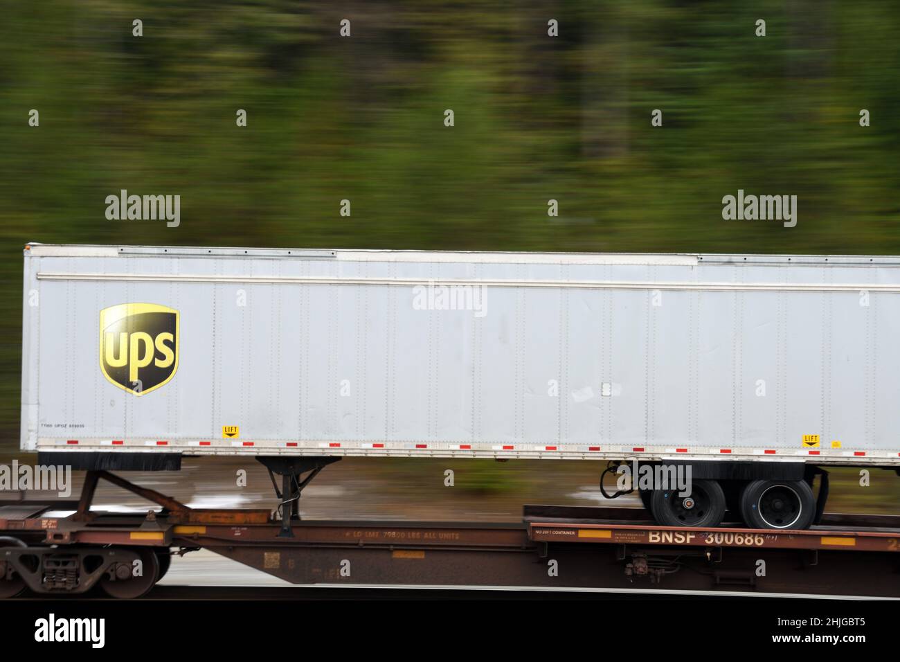 Un container intermodale UPS sulla ferrovia BNSF lungo il percorso transcon settentrionale che va da Seattle a Chicago. Vicino a Troy, Montana. Foto Stock