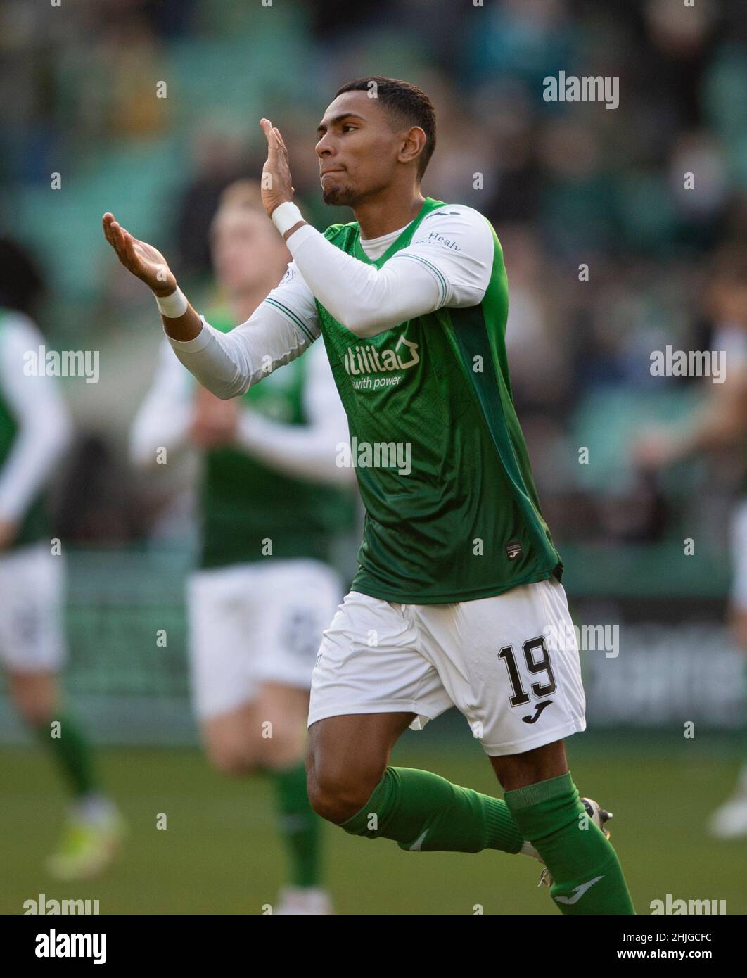 Edimburgo, Regno Unito. 29th Jan 2022. Cinch Premiership - Hibernian v Livingston 29/1/2022. L'Hibernian ospita Livingston nella Cinch Premiership all'Easter Road Stadium di Edimburgo, Midlothian, Regno Unito. PIC mostra: Hibs nuova firma, Demetri Mitchell, applaude il supporto domestico. Credit: Ian Jacobs/Alamy Live News Foto Stock