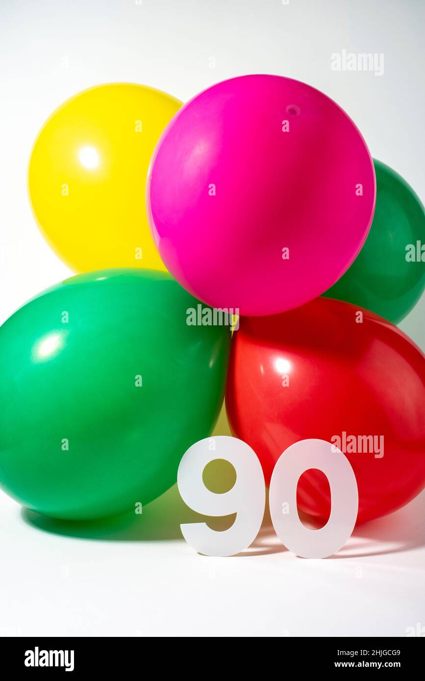 Numero 90 e palloncini colorati rotondi. Compleanno, anniversario, concetto giubilare. Foto Stock