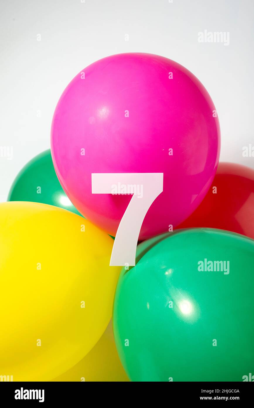 Numero 7 e palloncini colorati rotondi. Compleanno, anniversario, concetto  giubilare Foto stock - Alamy