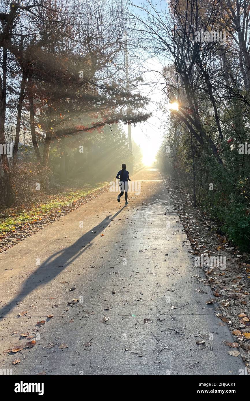 Runner sulla Greenbelt di Boise la mattina d'autunno. Foto Stock