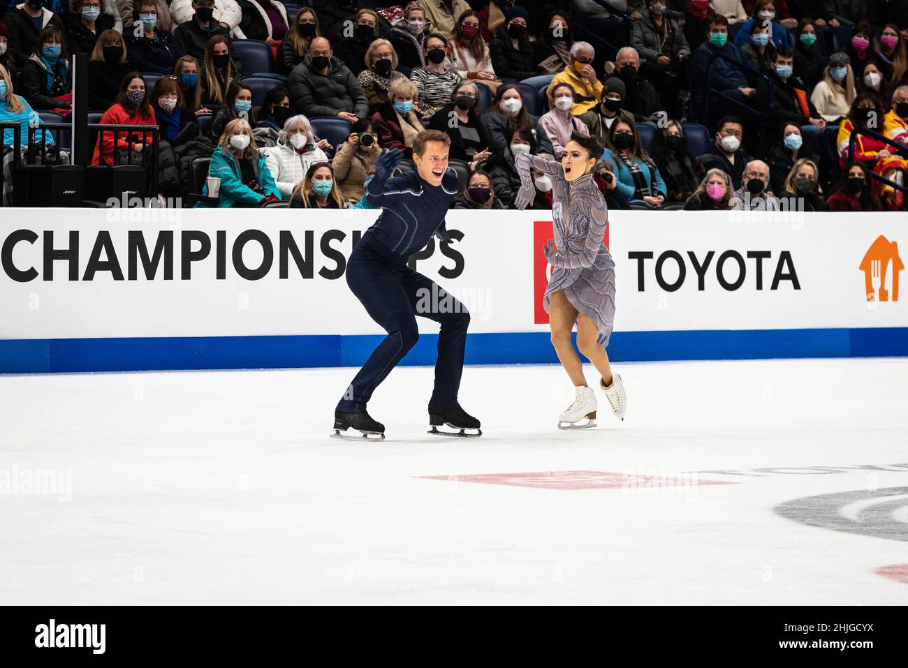 Madison Chock ed Evan Bates competono nel pattino libero di ballo che li ha aiutati a vincere la medaglia d'oro ai campionati nazionali di pattinaggio della figura degli Stati Uniti. Foto Stock