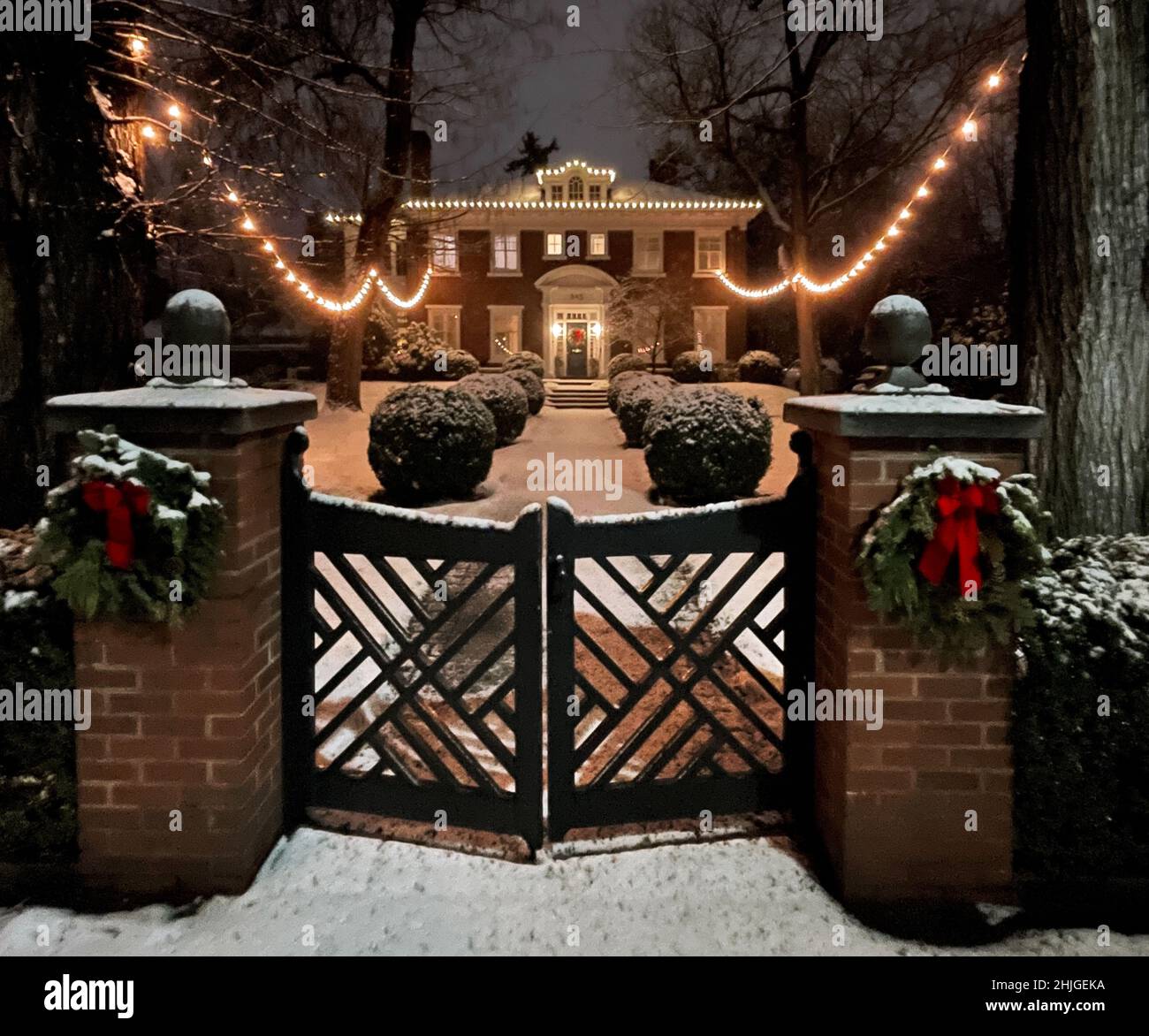 Bella residenza decorata con gusto con luci di Natale e ghirlande. Foto Stock