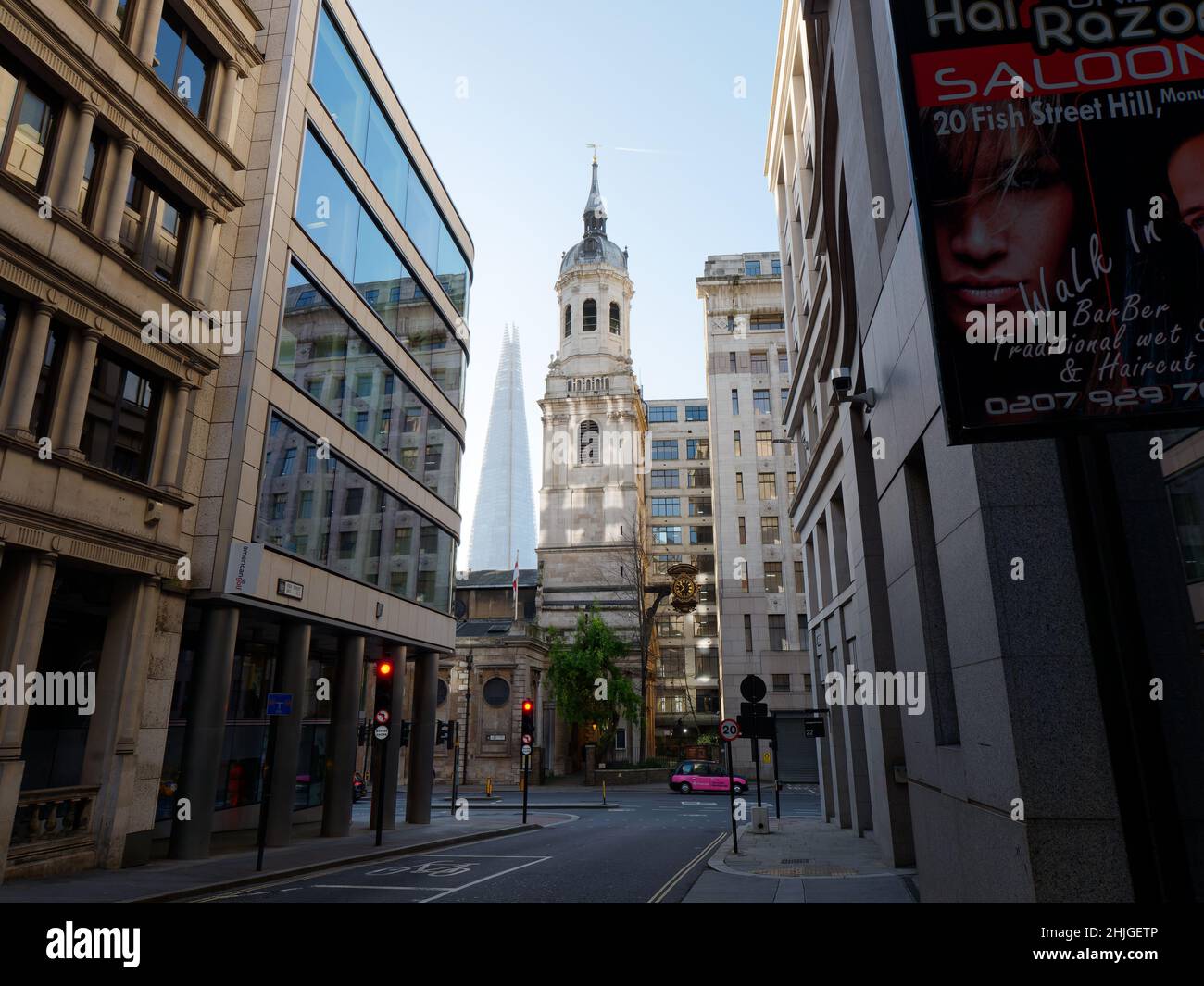 Londra, Grande Londra, Inghilterra, gennaio 5th 2022: Chiesa di Saint Magnus il Martire su Fish Street Hill come un taxi nero e rosa passa vicino Foto Stock