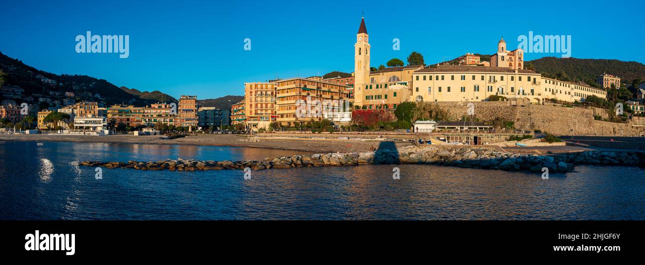 Vista sul paese di Recco sulla Riviera italiana Foto Stock