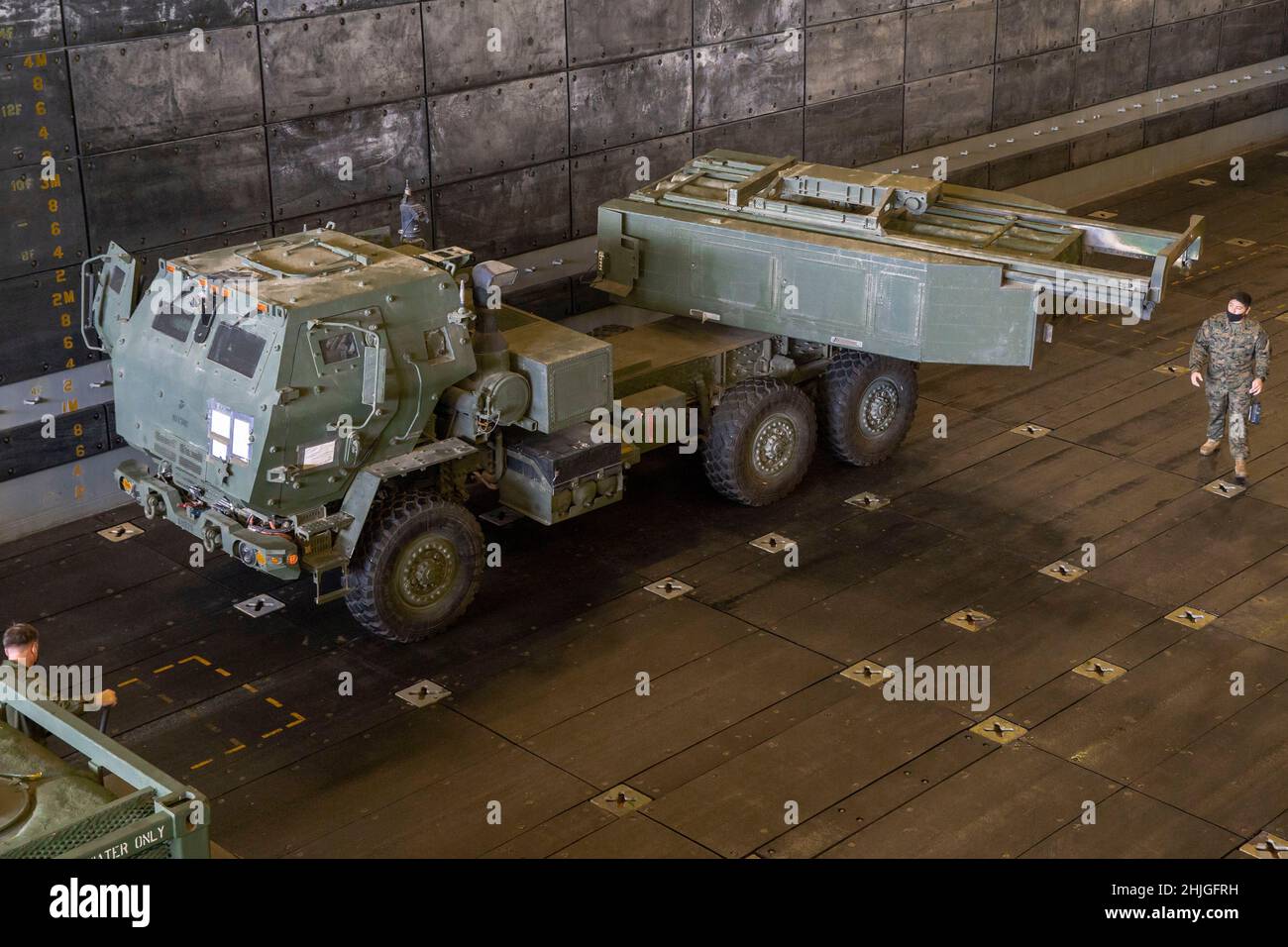 INDIAN OCEAN (Jan, 23, 2022) Un sistema di razzo per artiglieria di Marina degli Stati Uniti collegato a Bravo Battery, Battalion Landing Team 1/1, 11th Marine Expeditionary Unit (MEU), si trova nel ponte del pozzo del molo di trasporto anfibio USS Portland (LPD 27) per un lavaggio del veicolo, gennaio 23, 2022. Portland, parte dell'USS Essex Amphibious Ready Group (ARG), insieme al MEU 11th, opera nell'area delle attività della flotta USA 7th per migliorare l'interoperabilità con alleanze e partner e funge da forza di reazione pronta a garantire la sicurezza marittima e una regione indopacifica libera e aperta. ( Foto Stock