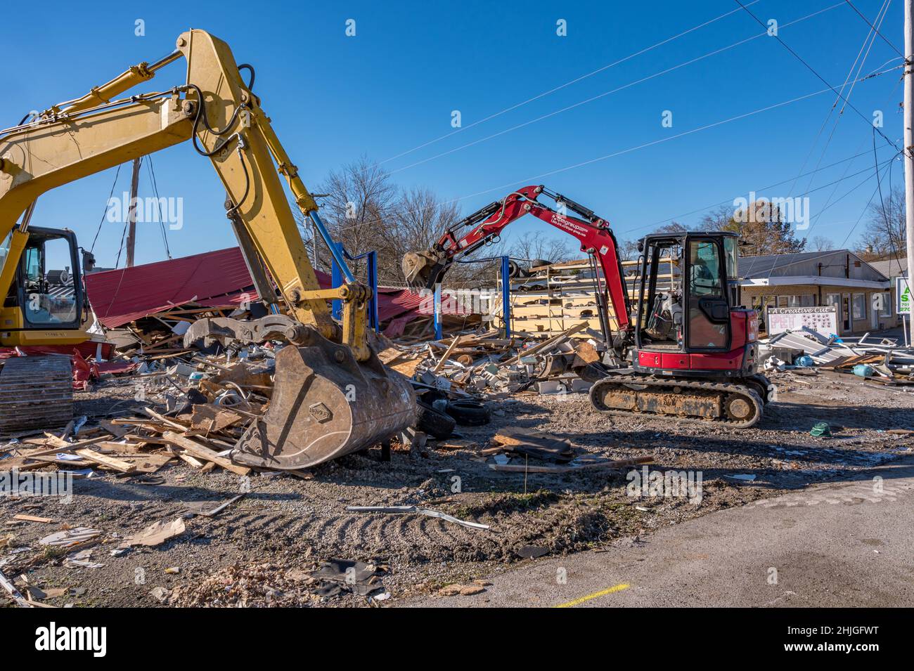 Bowling Green, KY, 26 gennaio 2022 -- detriti dal tornado del 2021 dicembre è rimosso da Broadway dove un ristorante una volta si trovava. Foto di Liz Roll/FEMA Foto Stock
