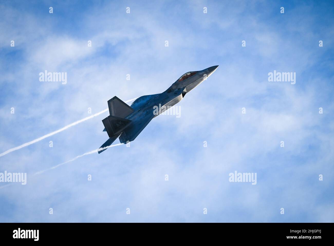 Un Raptor dell'aeronautica degli Stati Uniti F-22 assegnato a 3rd Wing prende il largo dalla linea di volo alla base di giunto Elmendorf-Richardson, Alaska, 27 gennaio 2022. La F-22 è un combattente di quinta generazione in grado di eseguire sia missioni aria-aria che terra-terra. (STATI UNITI Air Force foto di Airman 1st Classe Andrew Britten) Foto Stock