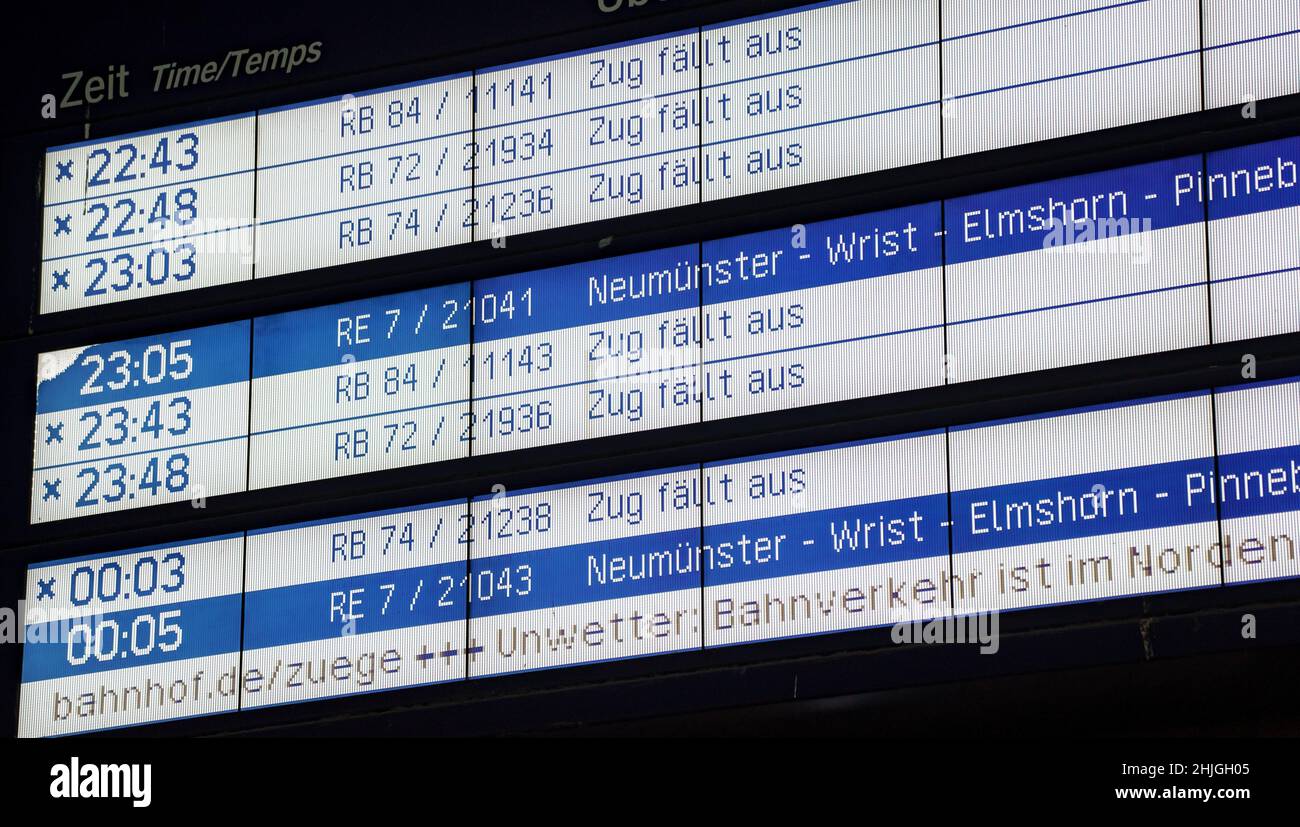 Kiel, Germania. 29th Jan 2022. La bacheca della stazione principale di Kiel mostra le cancellazioni dei treni a nord a causa delle condizioni meteorologiche. Credit: Axel Heimken/dpa/Alamy Live News Foto Stock