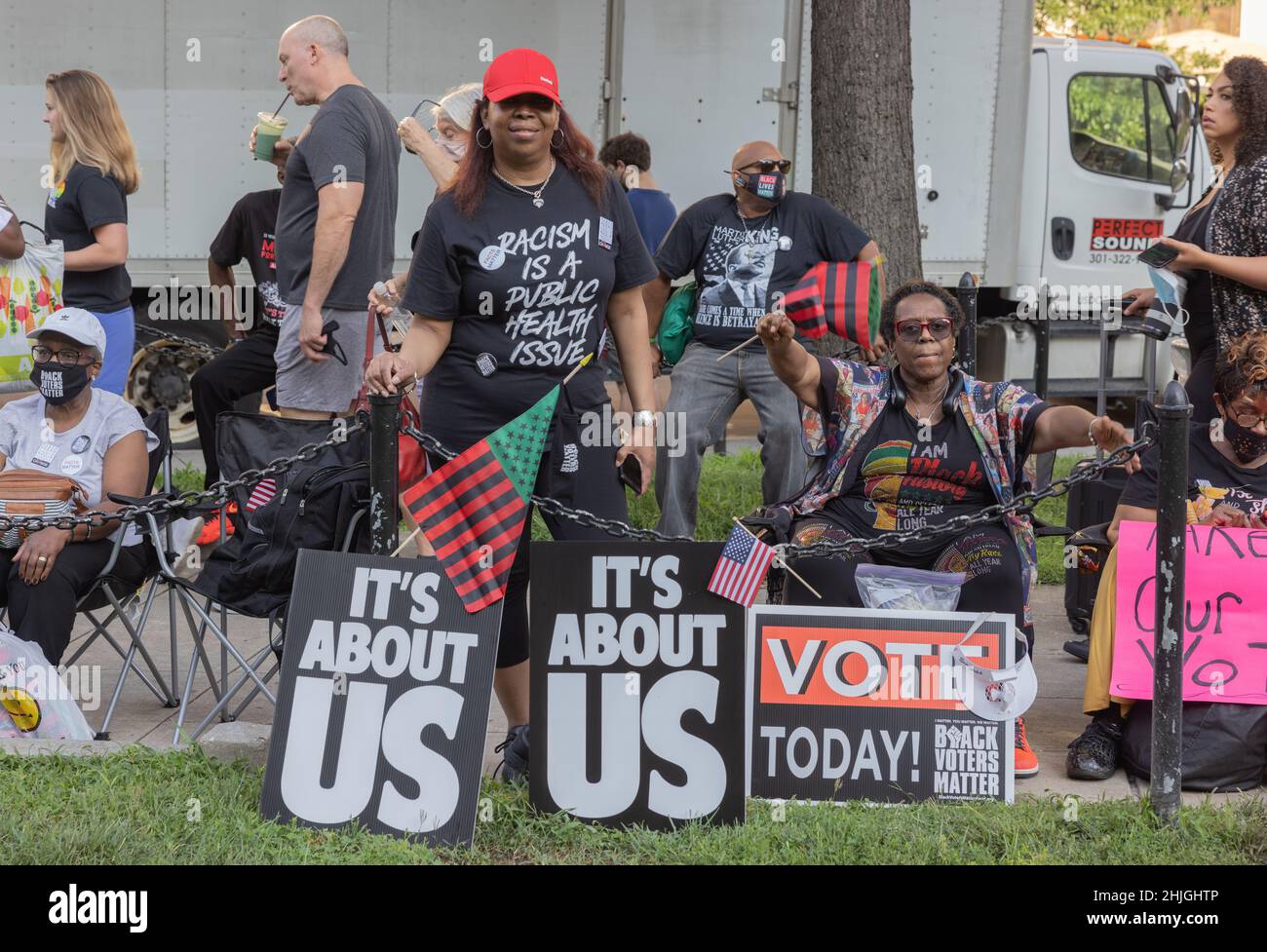 WASHINGTON, D.C. -- 28 agosto 2021: Durante la marcia avanti si vedono manifestanti per Washington e diritti di voto. Foto Stock