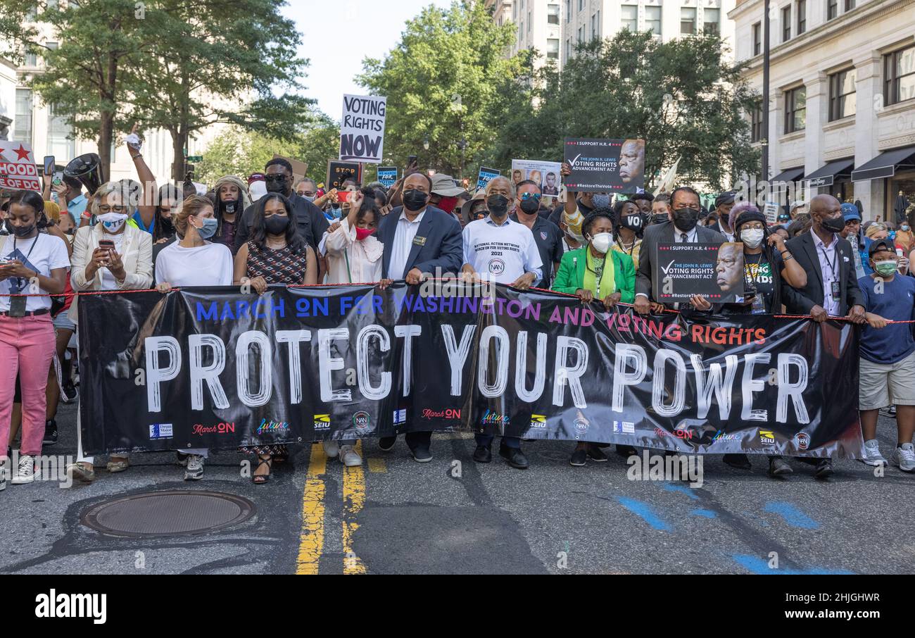 WASHINGTON, D.C. -- 28 agosto 2021: Durante la marcia avanti si vedono manifestanti per Washington e diritti di voto. Foto Stock