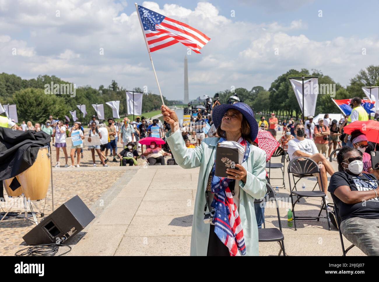 WASHINGTON, D.C. -- 28 agosto 2021: I dimostranti e gli altri guardano al Make Good Trouble Rally al Lincoln Memorial. Foto Stock