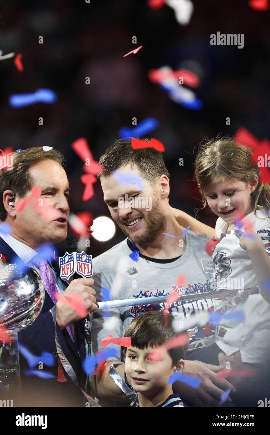 Atlanta, Stati Uniti. 03rd Feb 2019. New England Patriots Quarterback Tom Brady #12 festeggia con sua figlia Vivian Lake Brady durante il post-gioco del Super Bowl LIII al Mercedes-Benz Stadium di Atlanta, Georgia, il 3 febbraio 2019. (Foto di Anthony Behar/Sipa USA) Credit: Sipa USA/Alamy Live News Foto Stock