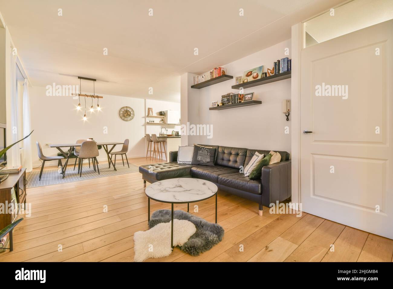 Bellissimo soggiorno interno con pavimenti in legno Foto Stock